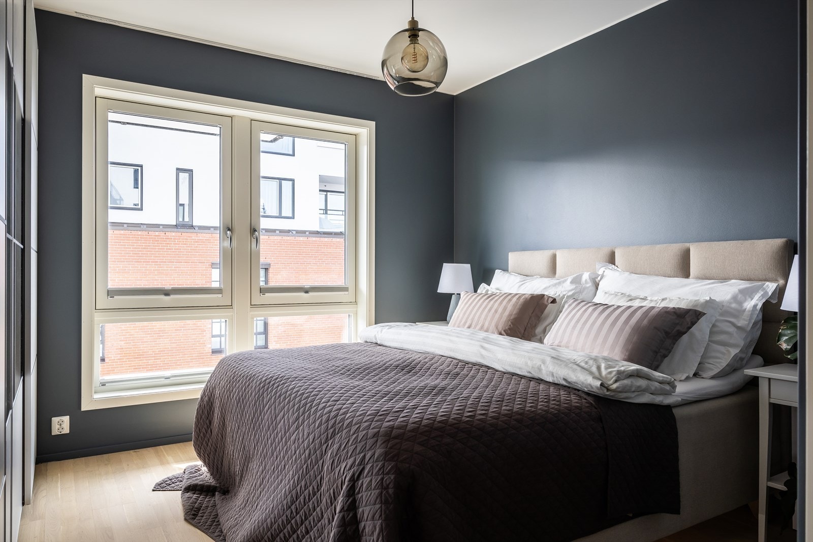 Hovedsoverommet er av sjenerøs størrelse, og har god plass til stor seng og nattbord. Galleribilde