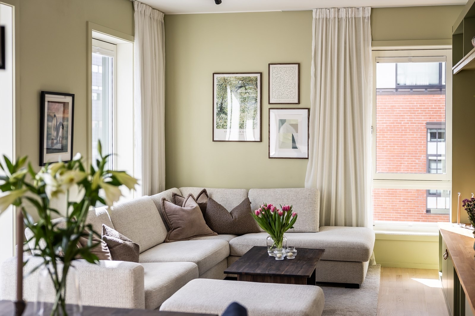 Stuen har naturlige møbleringssoner med god plass til komfortabel sofa, salongbord og mediemøbler. Galleribilde