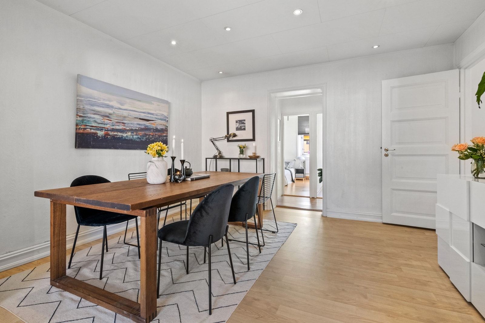 Spisestuen er holdt i flotte, tidsriktige farger og er et godt samlingspunkt for familien. Galleribilde