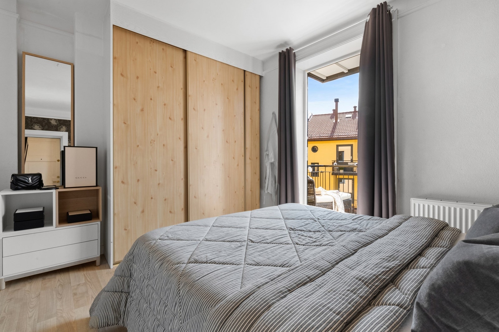 Fra rommet har du også utgang til balkong. Galleribilde