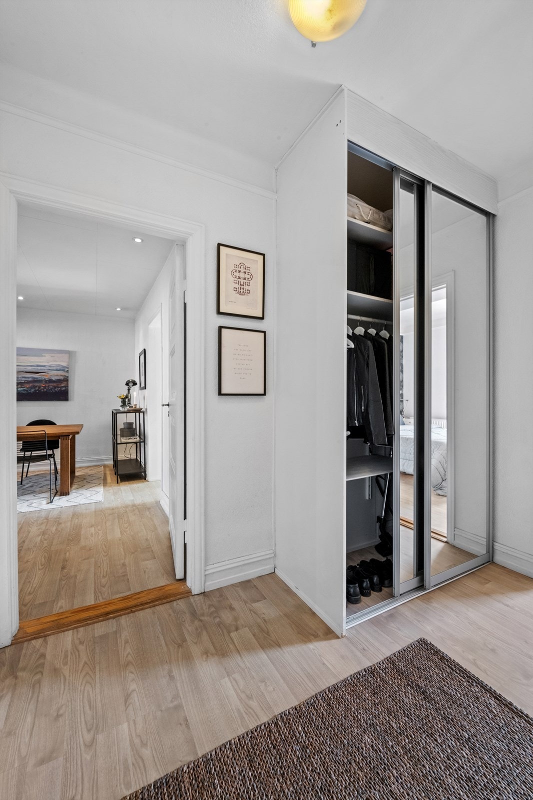 Leilighetens entré er lys og innbydende og gir et godt førsteinntrykk. Her er det plass til oppbevaring og oppheng av yttertøy , sko og andre nødvendigheter. Galleribilde