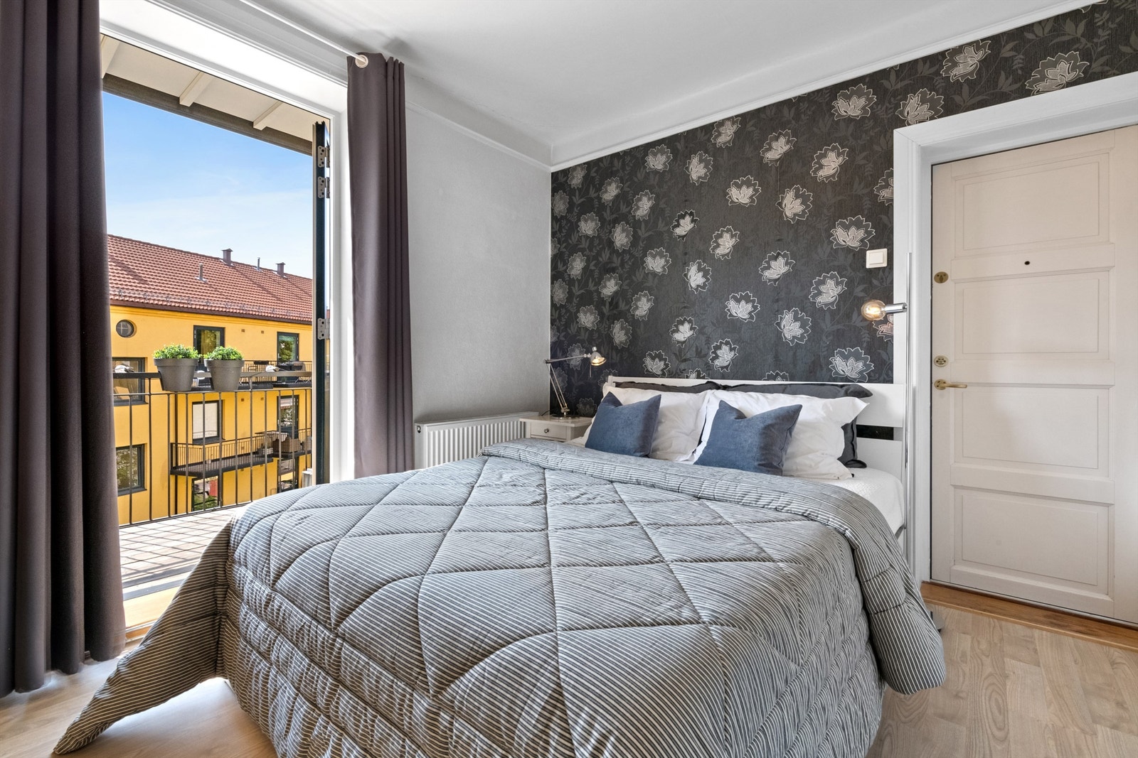Hovedsoverommet vender mot en rolig bakgård. Rommet er av god størrelse og har rikelig med plass til dobbeltseng og tilhørende nattbord. Galleribilde