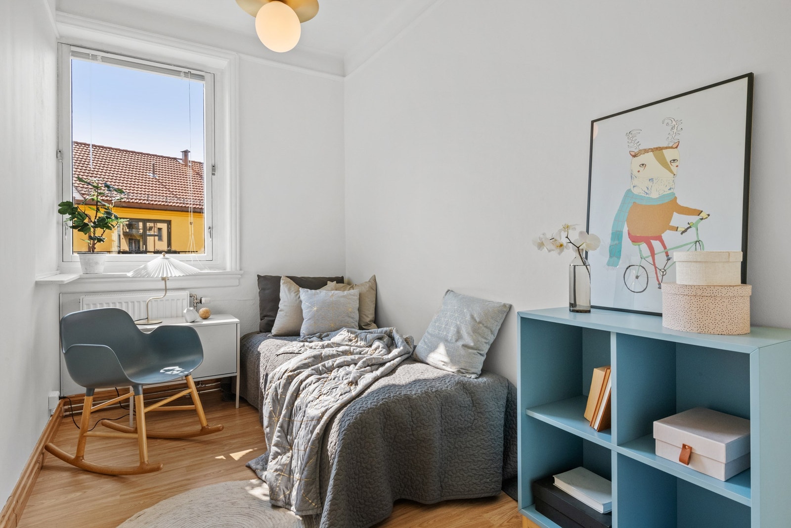 Soverom II vender også ut mot bakgården. Rommet har godt med lysinnslipp og plass til seng og garderobeløsning. Galleribilde