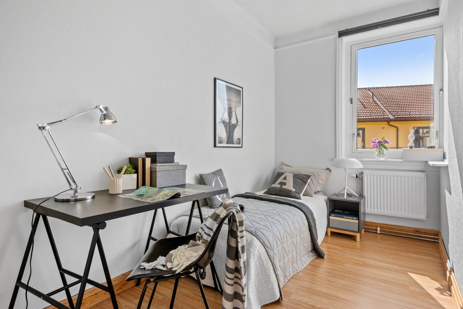 Soverom III er også av god størrelse og benyttes i dag som et gjesterom/kontor med plass til seng og kontorpult. Dette rommet vender også ut
mot bakgården. Galleribilde