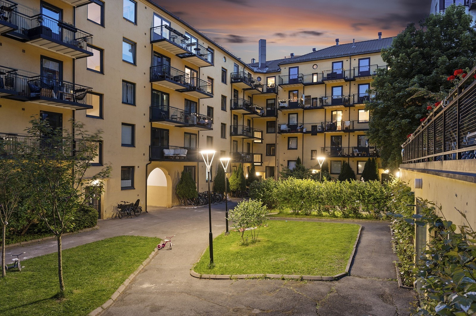 Bakgård - Kveldsstemning. Galleribilde