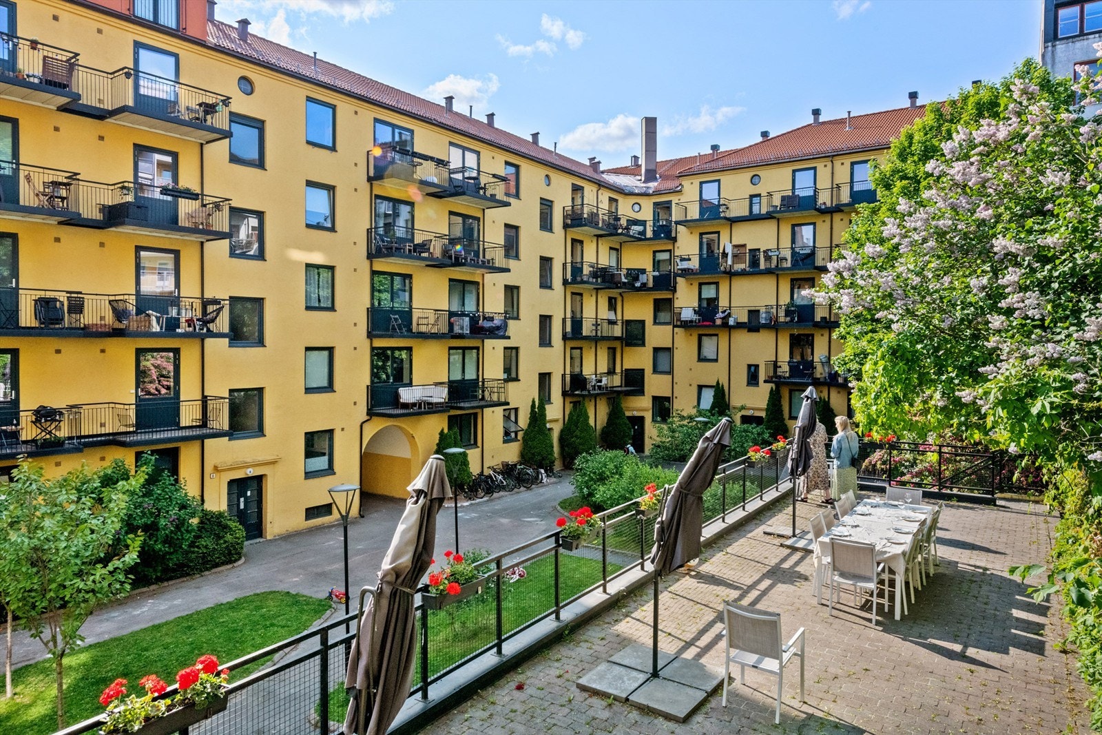 I bakgården er det blant annet sittegrupper. Her kan du nyte sommerens glade dager i godt selskap. Galleribilde