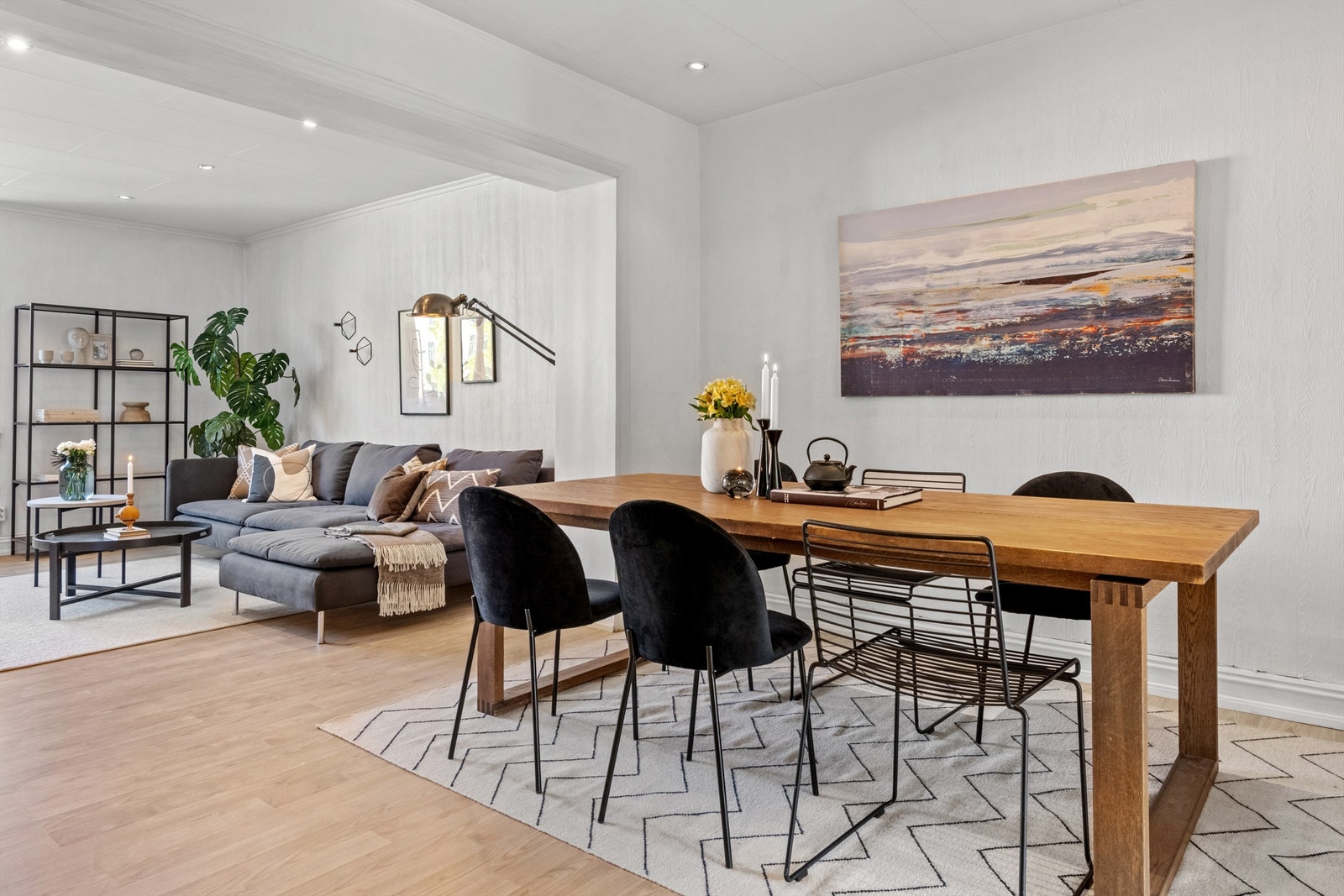 Leiligheten ligger i byggets 3. etasje med en flott balkong på ca. 3 kvm. Det er 3 gode soverom og baderommet er fra 2016. Galleribilde