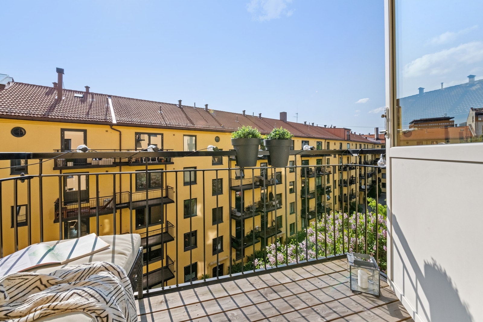 Leiligheten har en flott og barnevennlig beliggenhet. Området er både populært og barnevennlig, og byr på et godt utdanningstilbud, samt nærhet til handel og rekreasjon. Galleribilde
