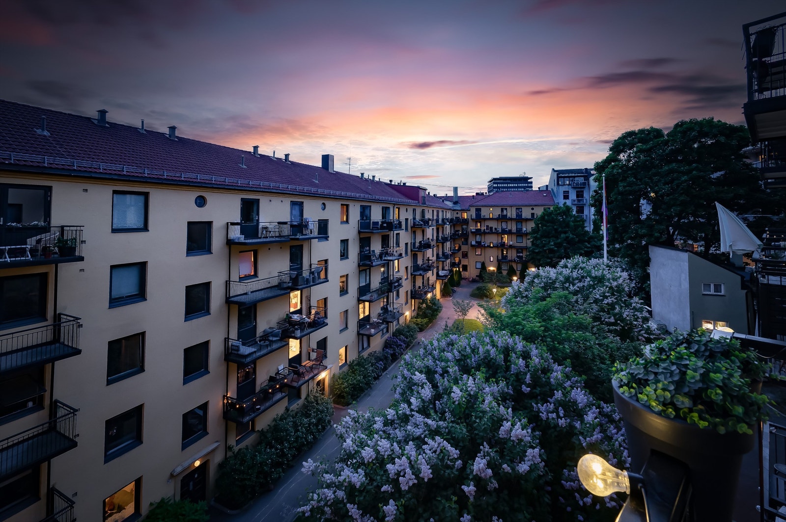 Fra balkongen er det herlig utsyn ut til den nydelige bakgården Galleribilde