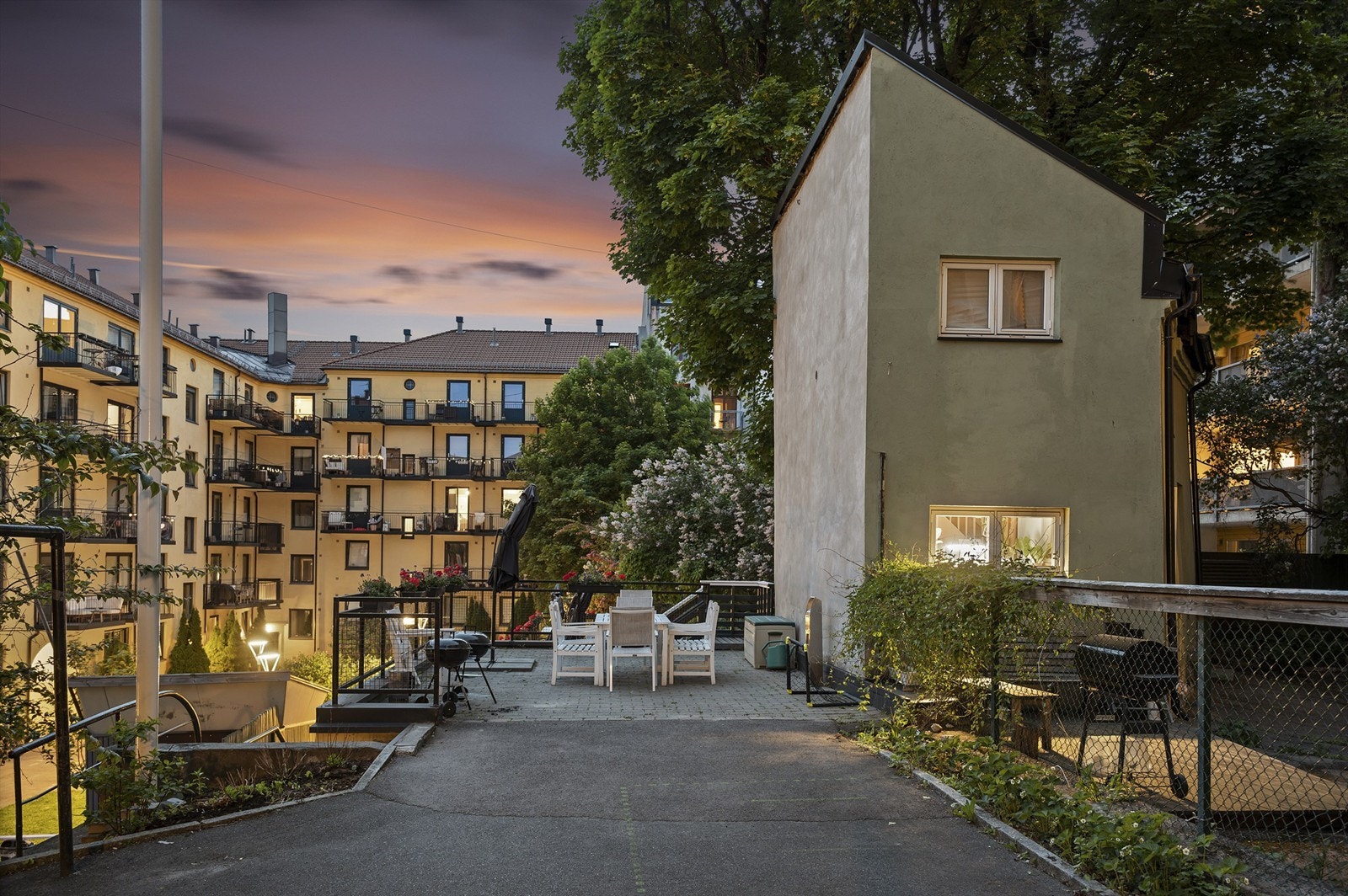 Bakgård - Kveldsstemning. Galleribilde