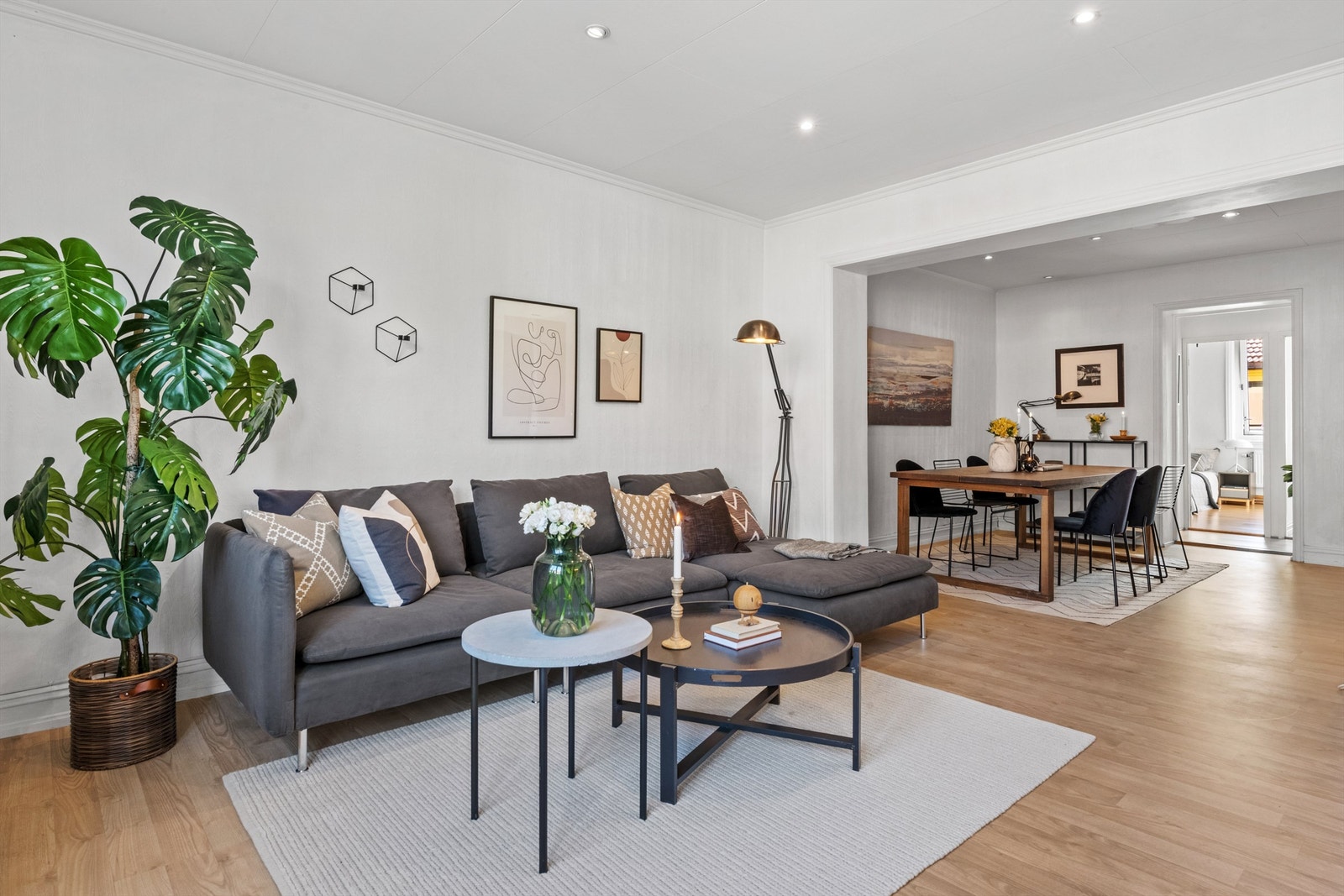 Stuen oppleves som romslig og luftig med mye dagslys, ivaretatt av store vinduer. Rommet gir plass til sofagruppe og spisestue. Galleribilde