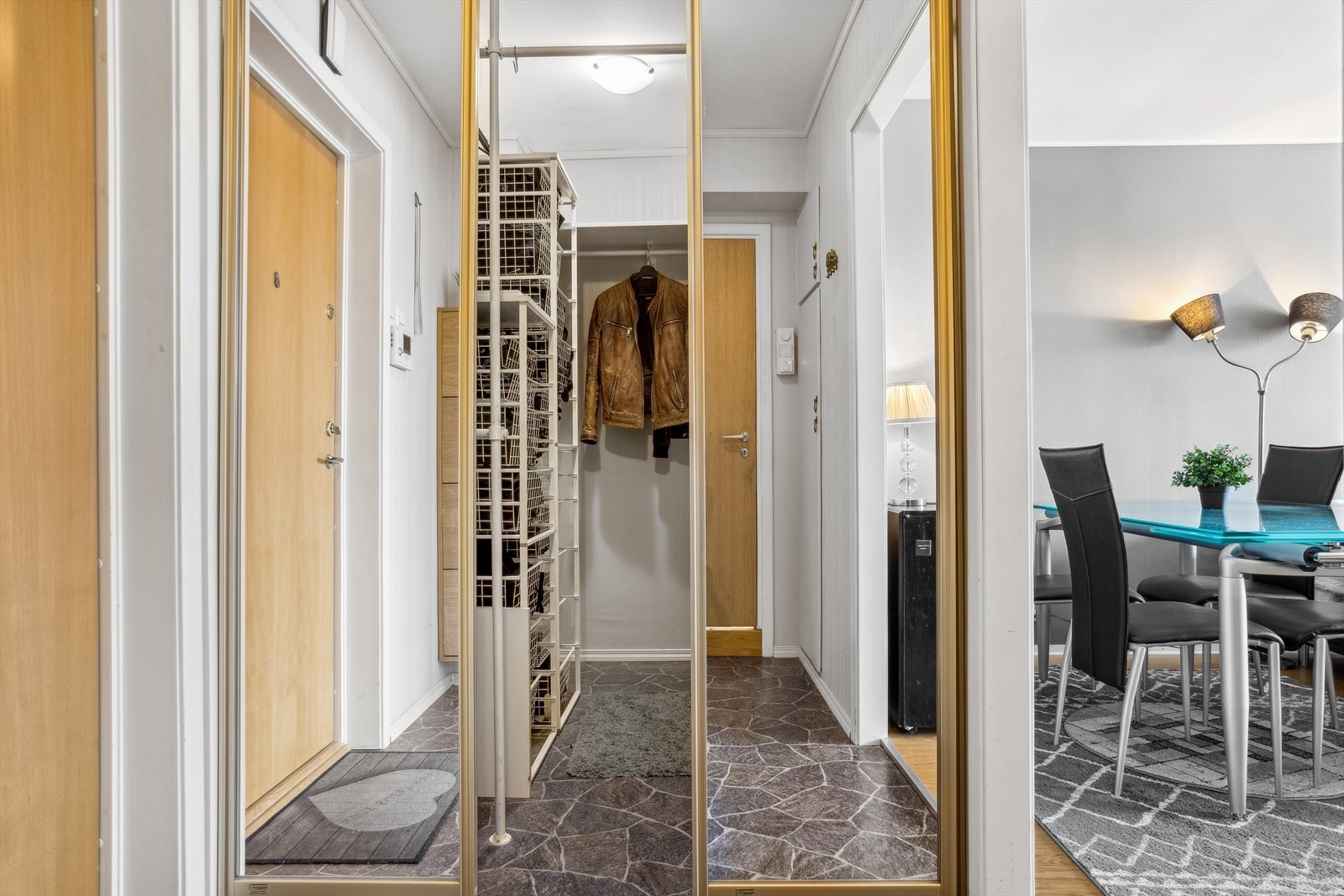 Det er god plass til å oppbevare ytterklær og sko i boden som er omgjort til garderobeskap . Du får ditt eget walk-in closet. Galleribilde
