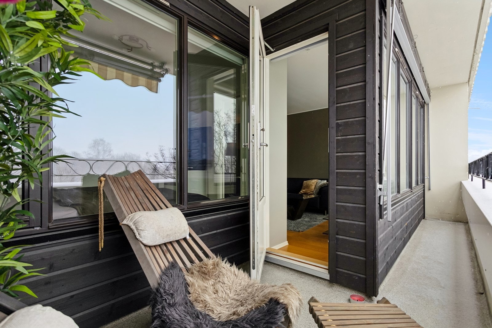 Overbygd balkong med markise montert. Galleribilde