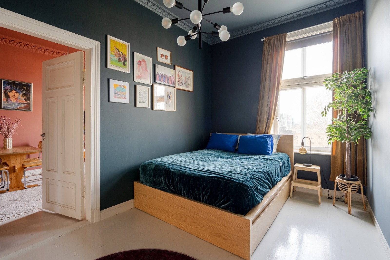 Romslig soverom med store vindusflater gir godt lysinnslipp. Galleribilde