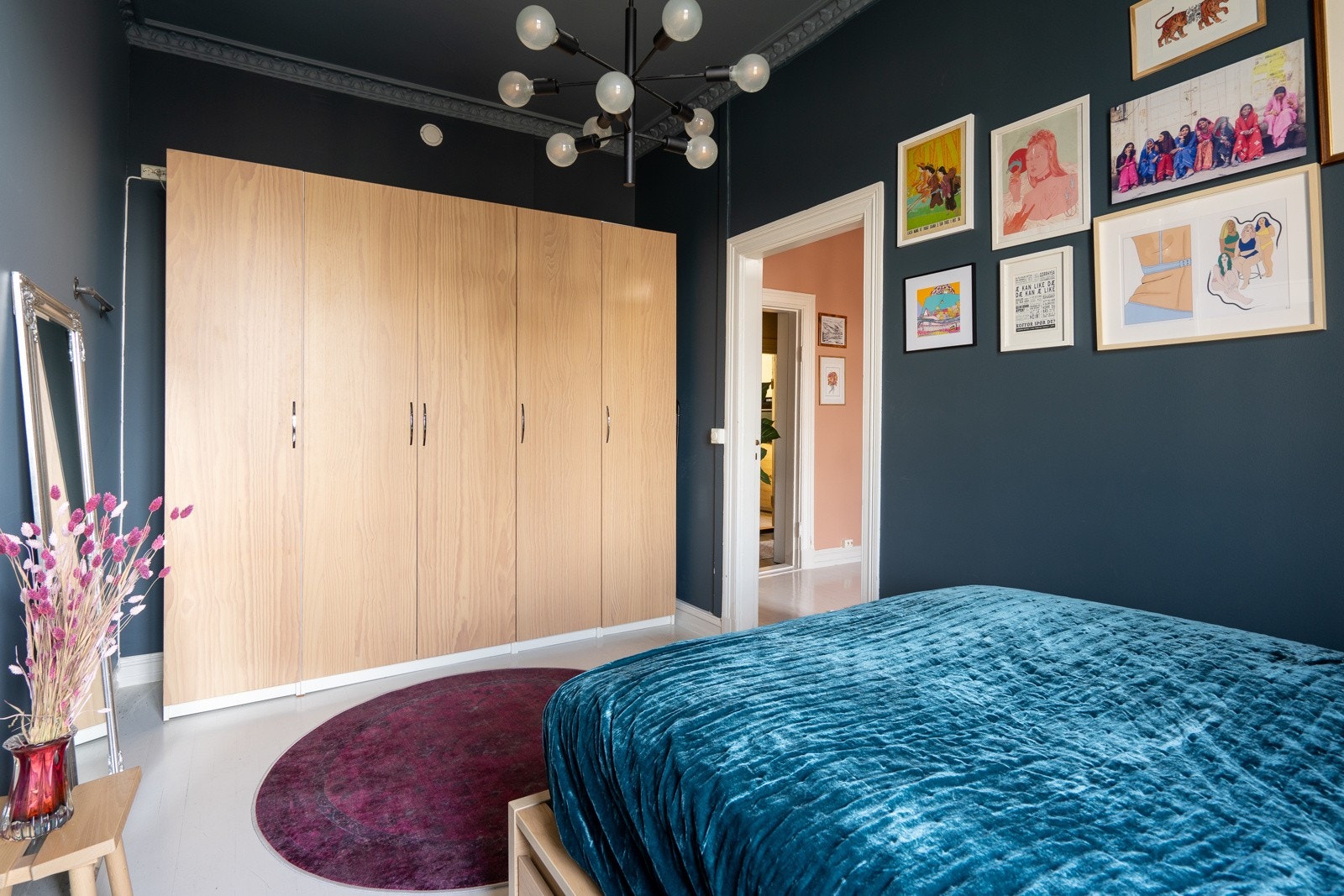 Den gode størrelsen på soverommet gir god plass til oppbevaringsløsninger. Klesskap medfølger leiligheten. Galleribilde