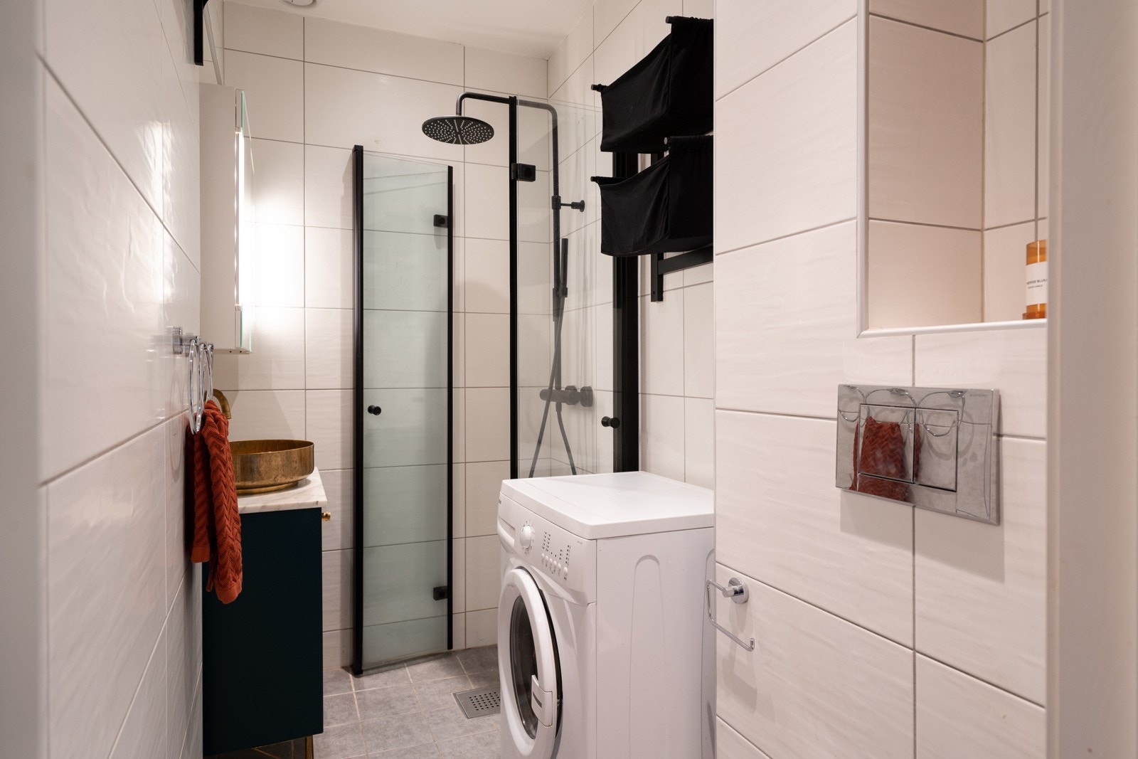 Badet er innredet med spesialtilpasset baderomsinnredning med benkeplate i marmor, speilskap med lys, innfellbare dusjvegger, regndusj, vaskemaskin og toalett. Galleribilde