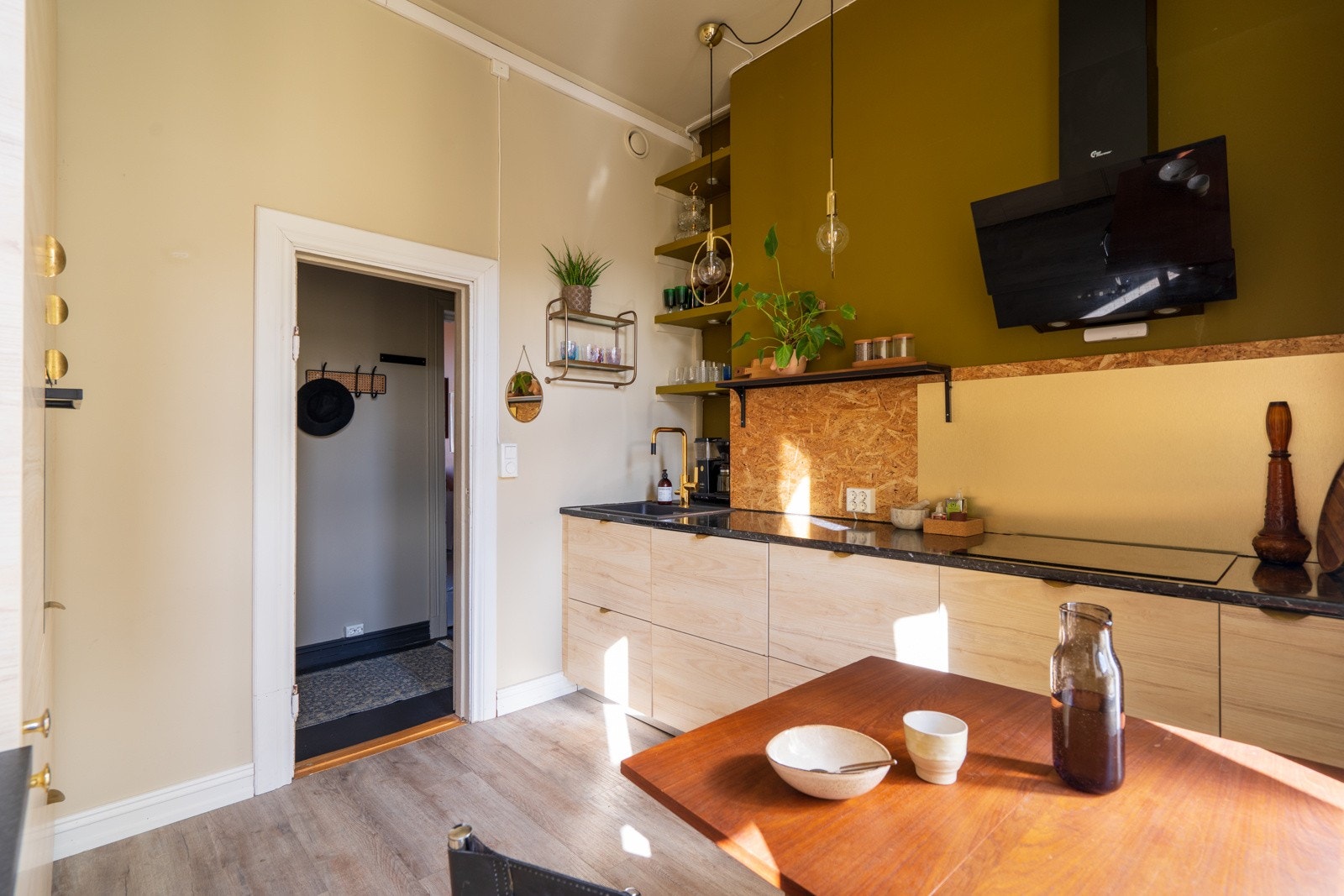 Kjøkkenet er som resten av leiligheten innredet i delikate farger og har godt med skap- og benkeplass. Galleribilde