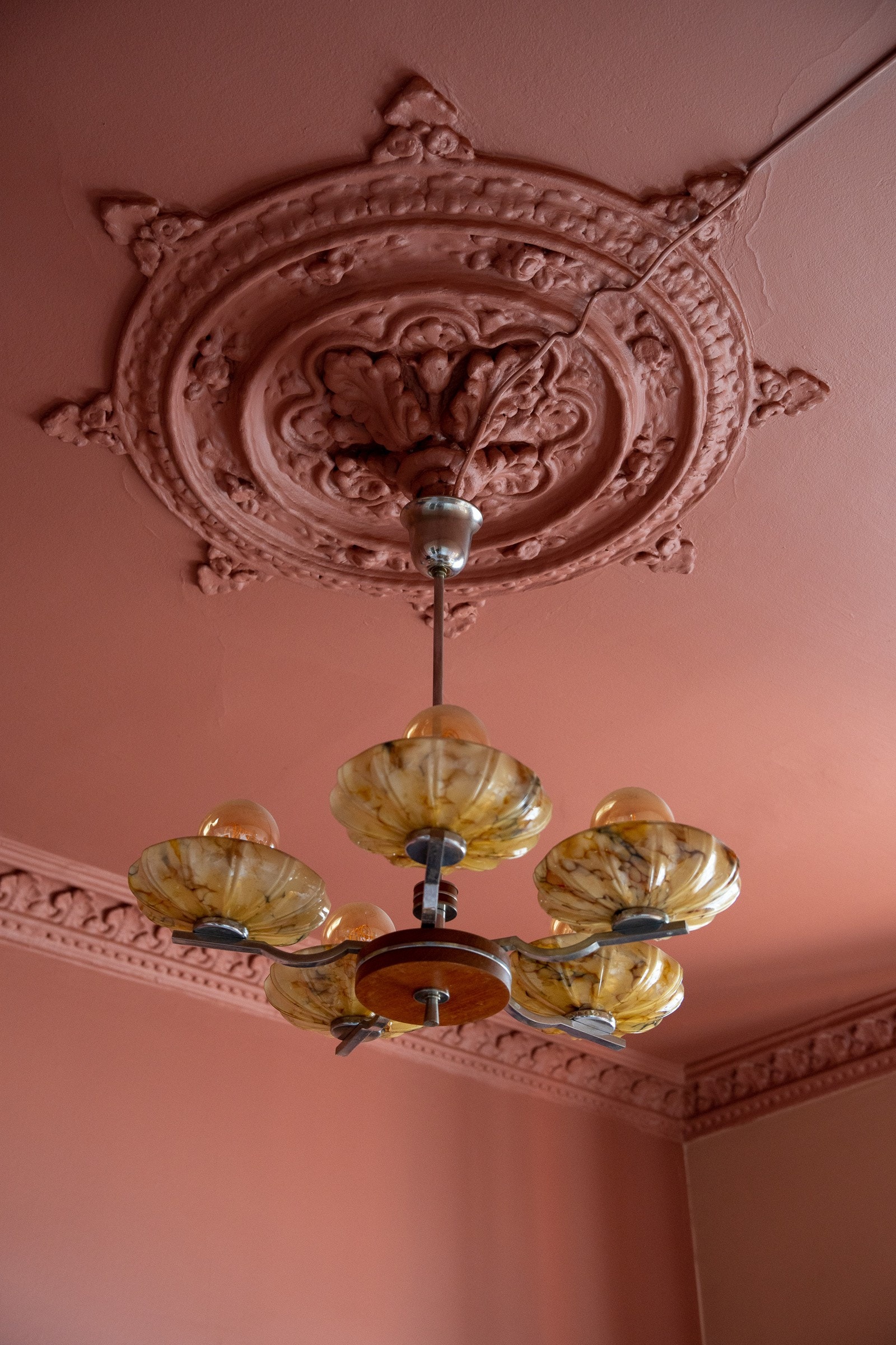 Fantastisk stukkatur skaper ekstra detaljer og dimensjoner til rommet. Galleribilde