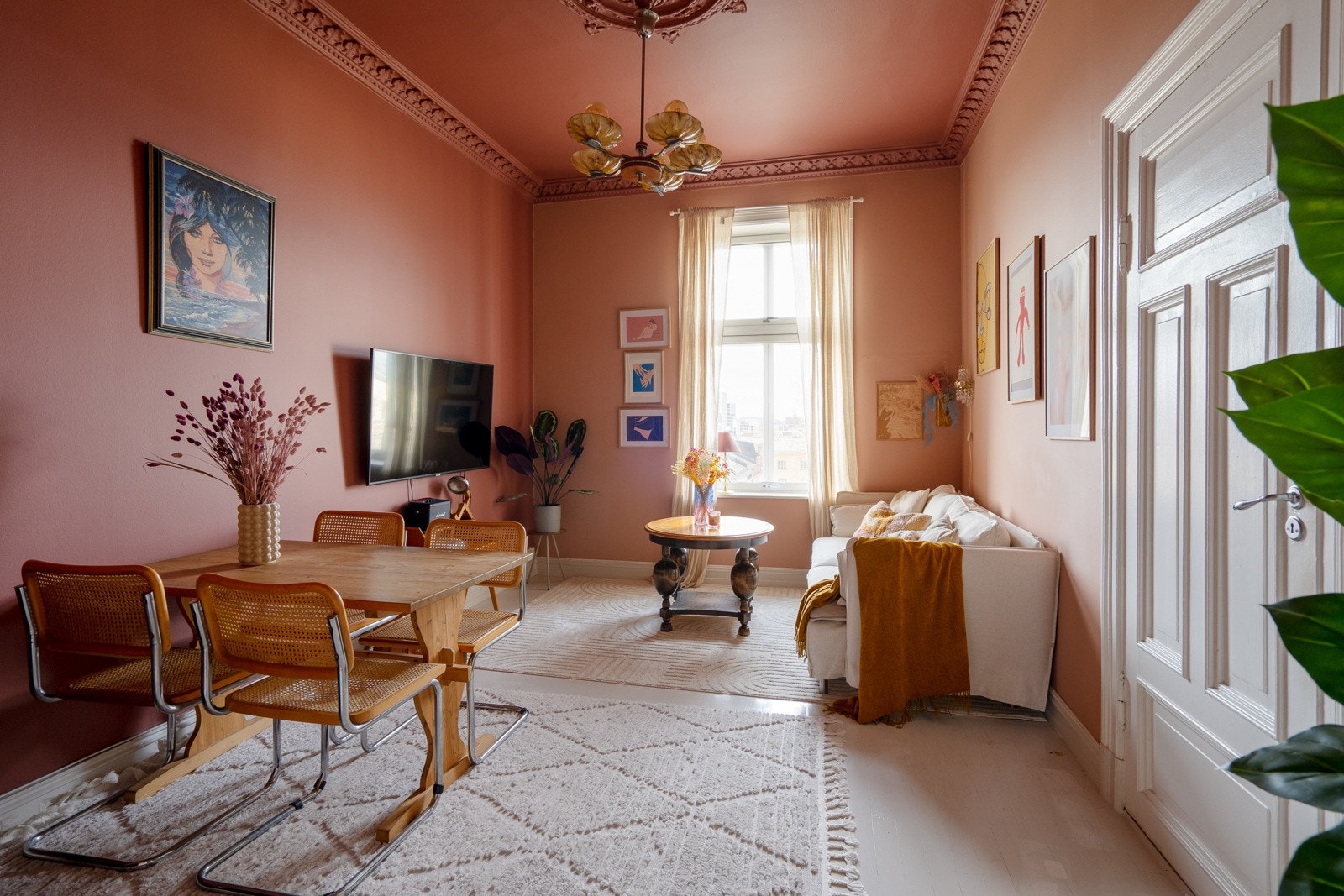 Stuen er romslig og byr på god plass til både sofa- og spisegruppe. Her er det plass til mange gjester! Galleribilde