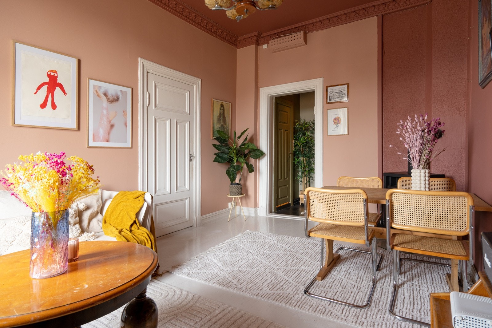 Takhøyden på opptil 3,15 m i boligen skaper en luftig atmosfære og god romfølelse! Galleribilde