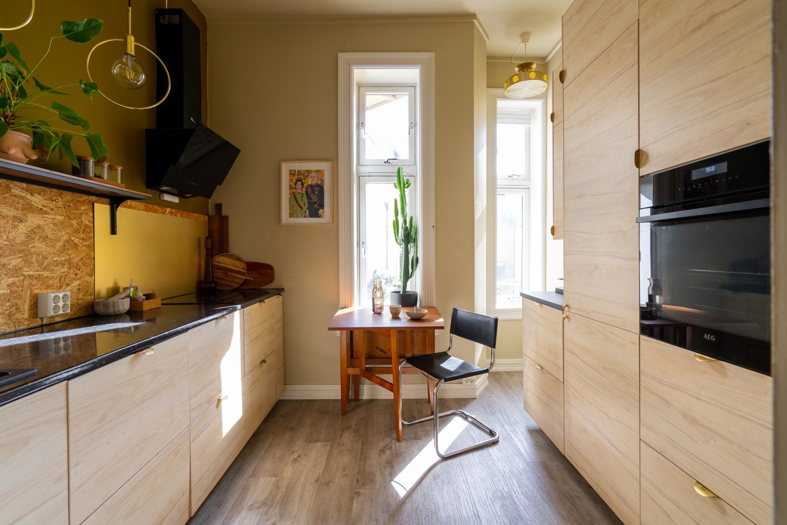 Kjøkkenet ble oppgradert i 2020 med innredning fra Ikea og hvitevarer fra AEG, Schott Ceran, Thermax, Electrolux og Gorenje. Galleribilde