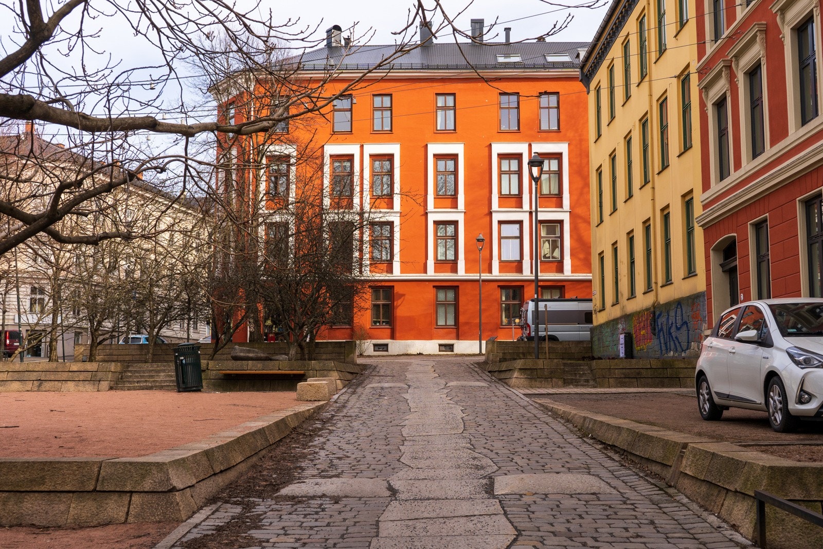 Fasade fra gateplan. Galleribilde