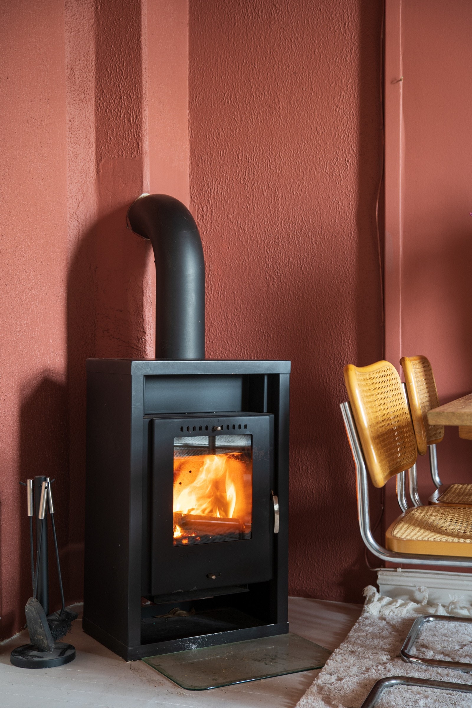 Vedfyring gir godt med varme og reduserer strømkostnadene. Galleribilde