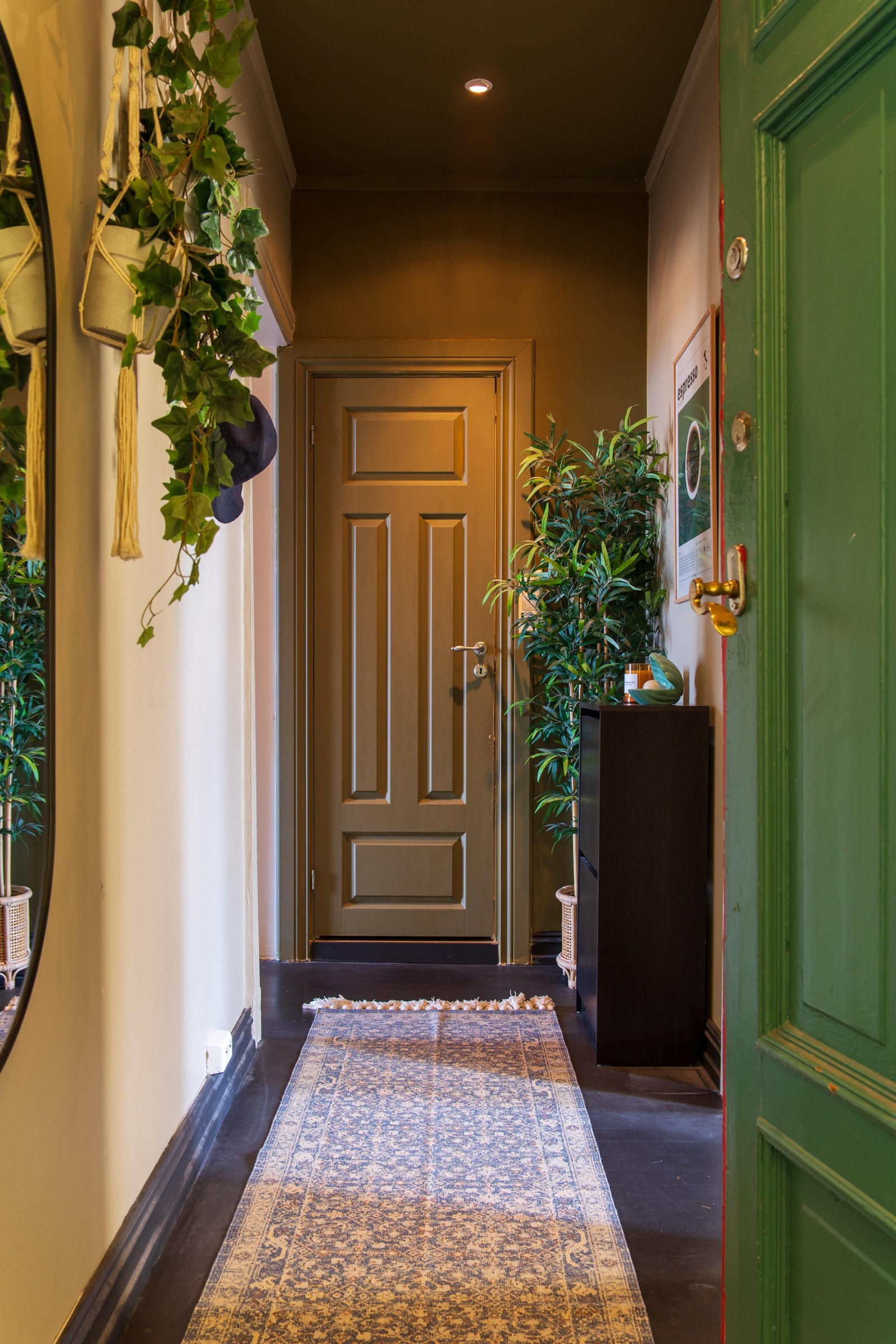 Innbydende entré med god plass for jakkeoppheng og skooppbevaring. Galleribilde