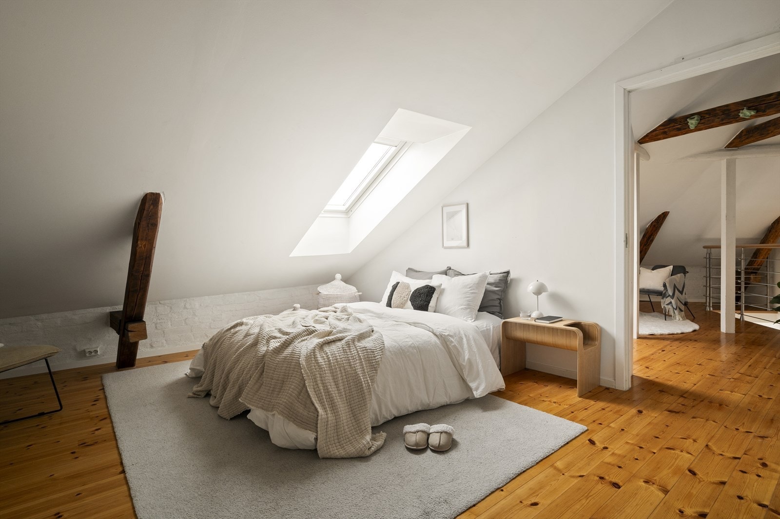 Soverom II er meget romslig med fine muligheter for å innrede med stor dobbeltseng, nattbord, arbeidsbord og klesoppbevaring. Galleribilde