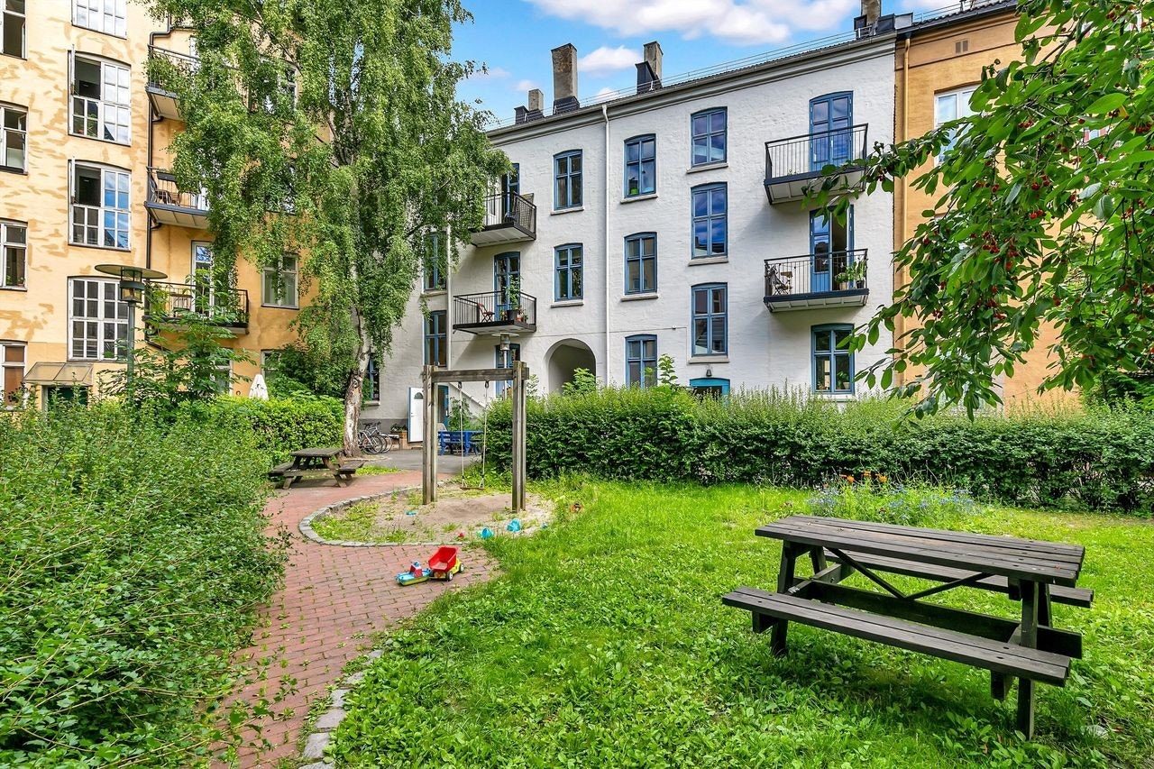 Om sommeren forvandles bakgården til en grønn oase - et idyllisk avbrekk fra det yrende bylivet på Grønland. Galleribilde