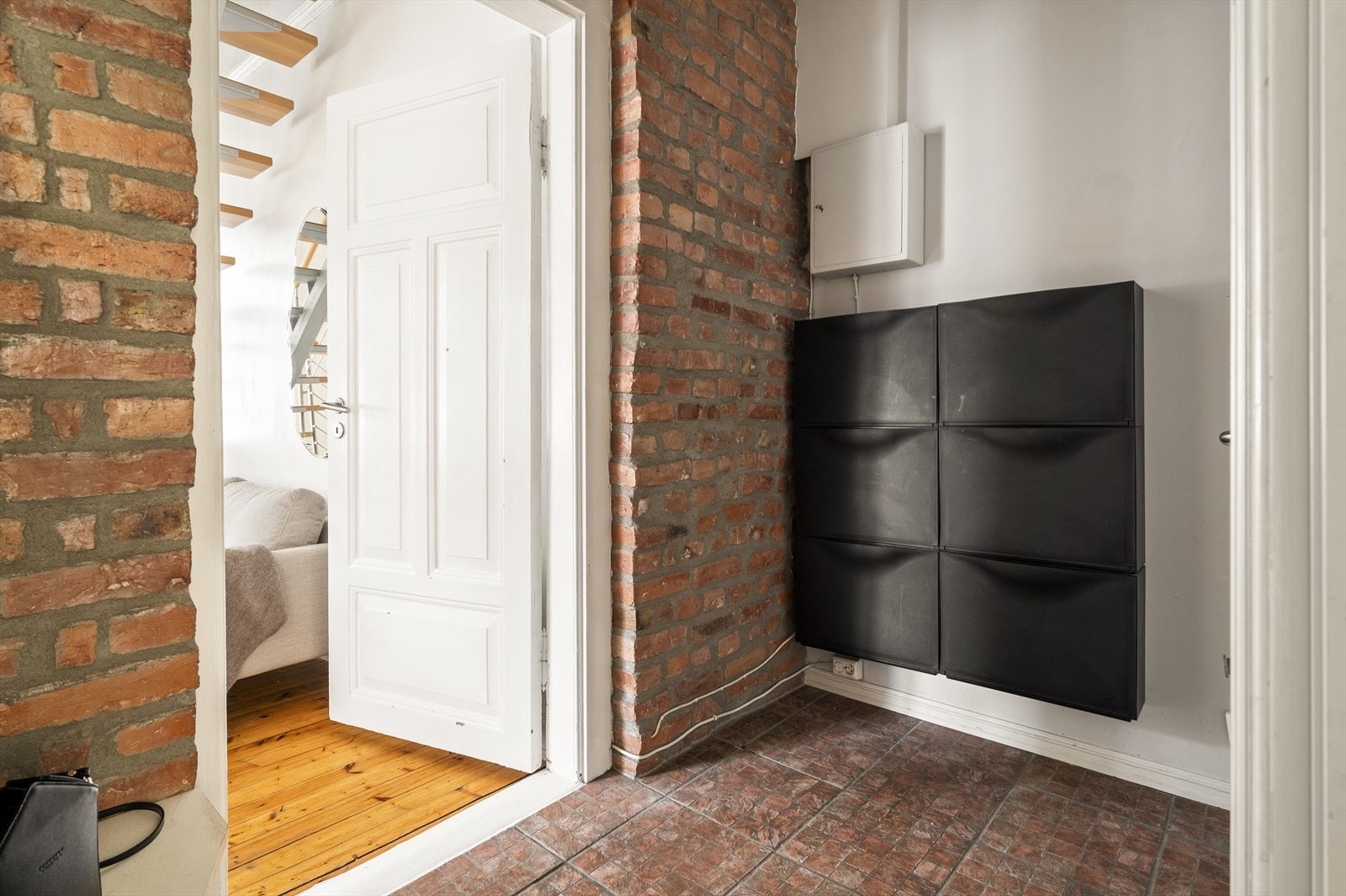 Stilig entré med synlig teglstein. God plass til å sette fra seg yttertøy og sko. Galleribilde