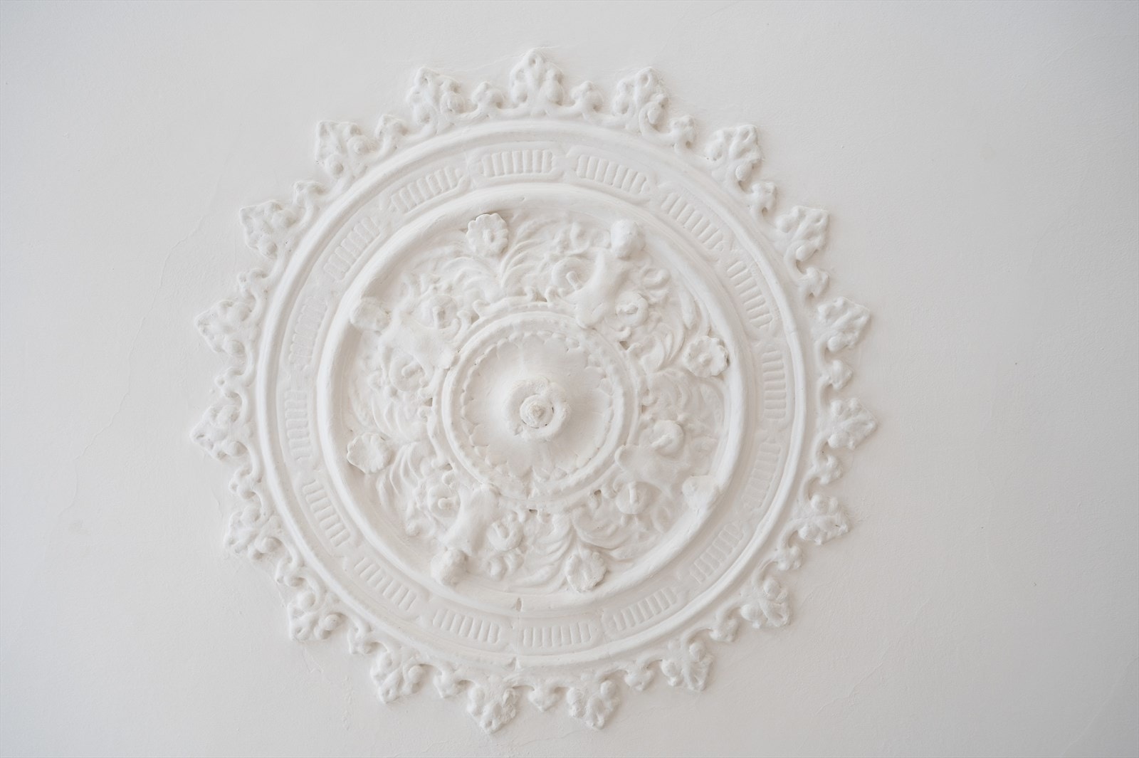 Klassisk rosett i himling i stue. Generøs takhøyde målt opp til 2,96 meter. Galleribilde