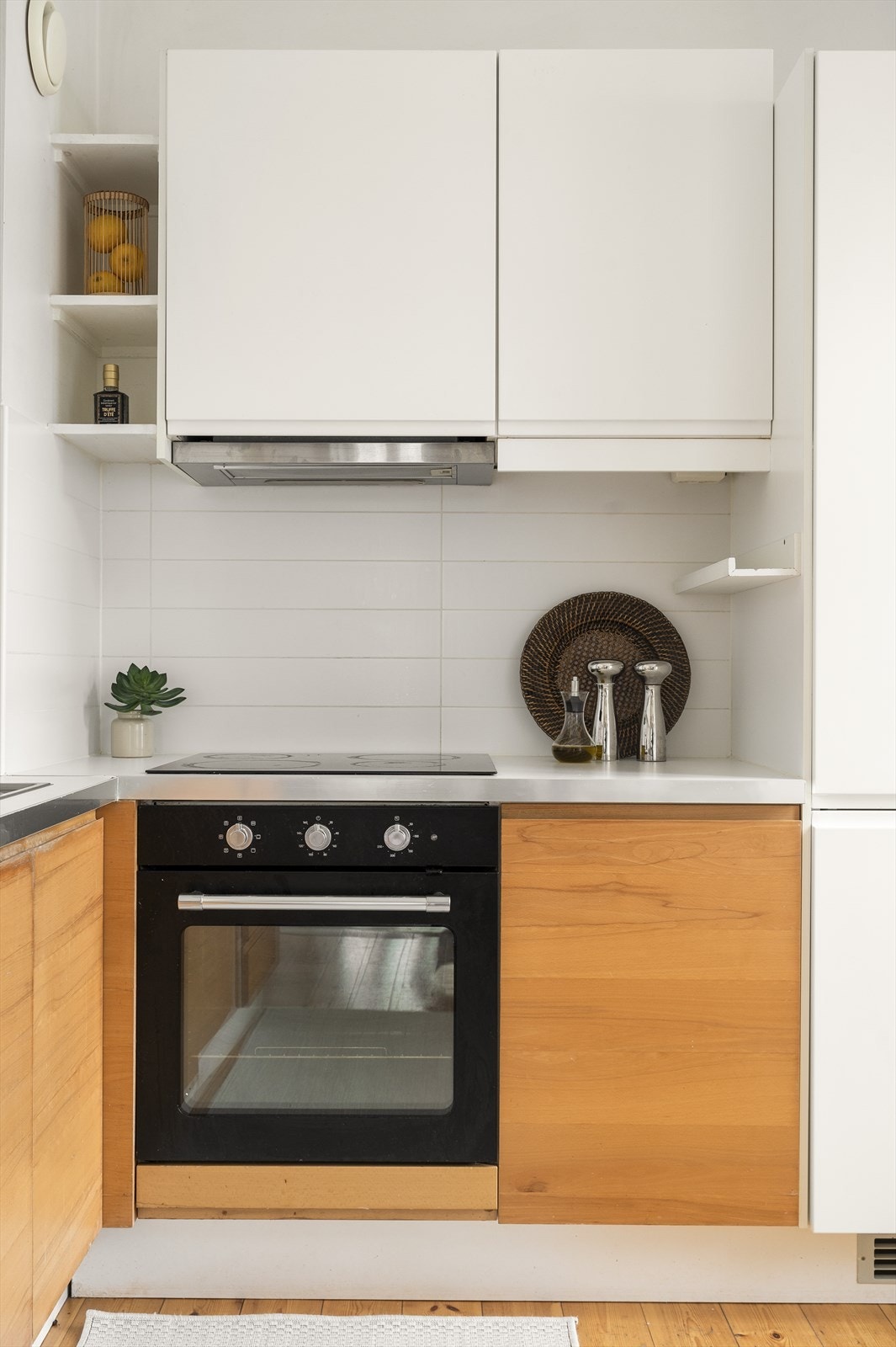 Kjøkkenet er utstyrt med integrerte hvitevarer. Galleribilde