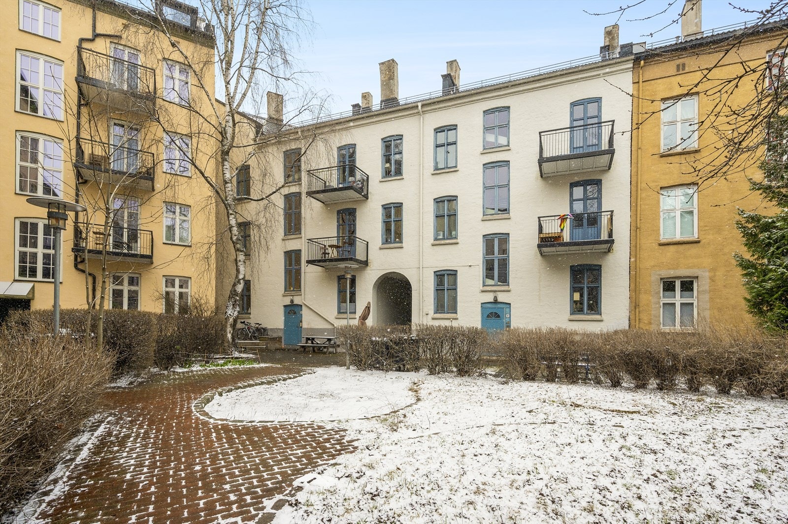 Leiligheten har tilgang til borettslages velholdte bakgård. Galleribilde