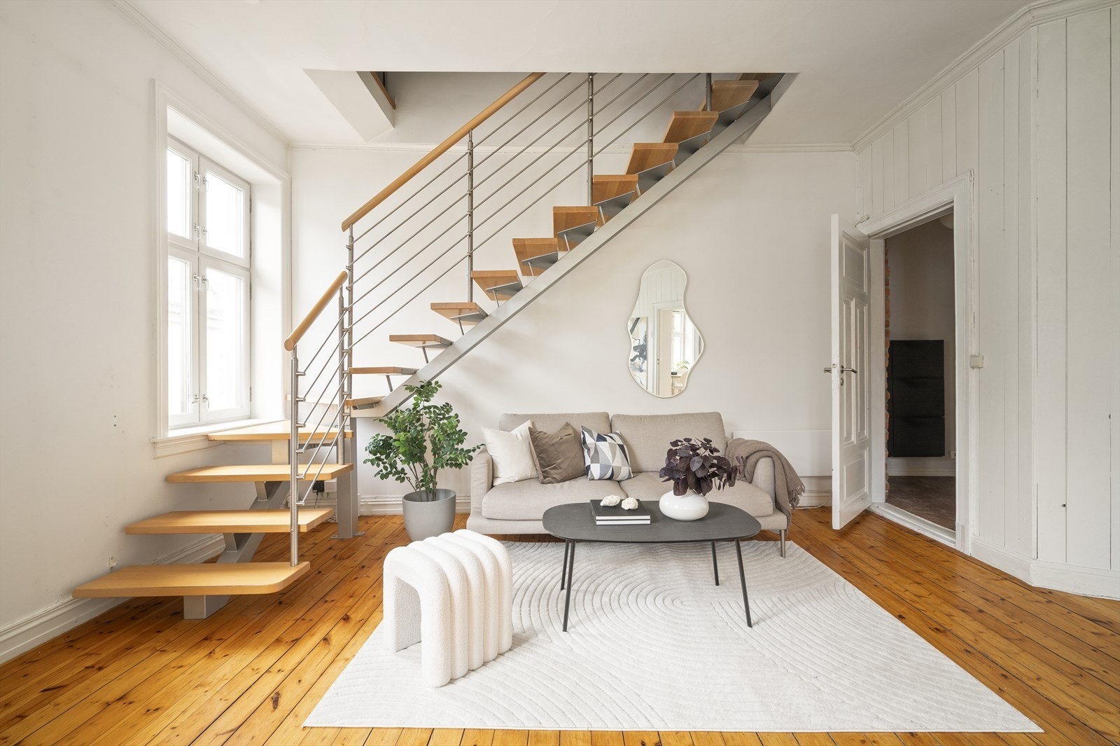 Det er god plass til å innrede stuen med hyggelig sofagruppe, spiseplass og annet ønsket møblement. Galleribilde