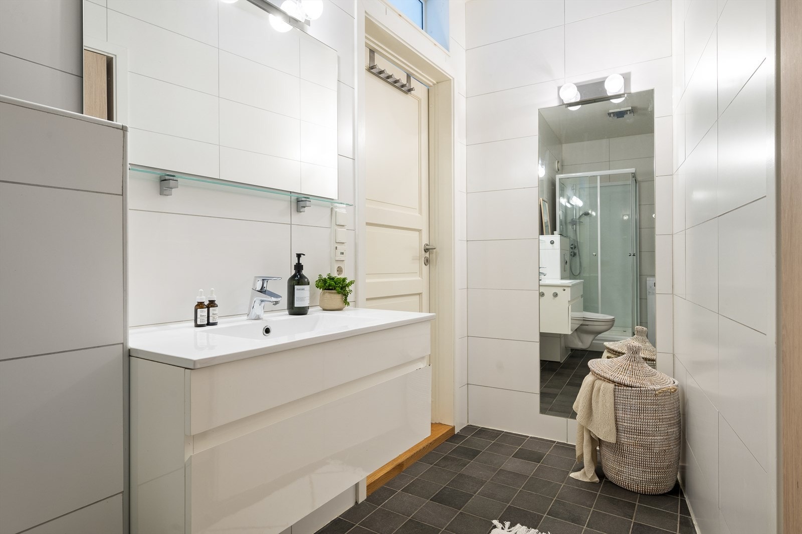 Badet har elektriske varmekabler i gulv og opplegg for vaskemaskin. Galleribilde