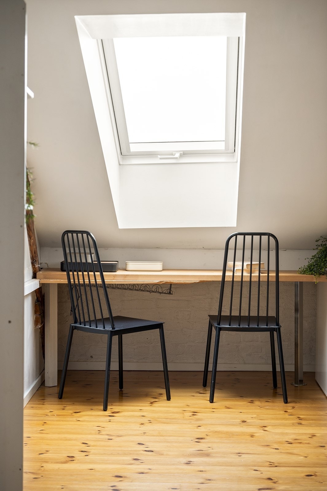 Velux vinduer i loftsetasjen slipper inn naturlig lys. Galleribilde