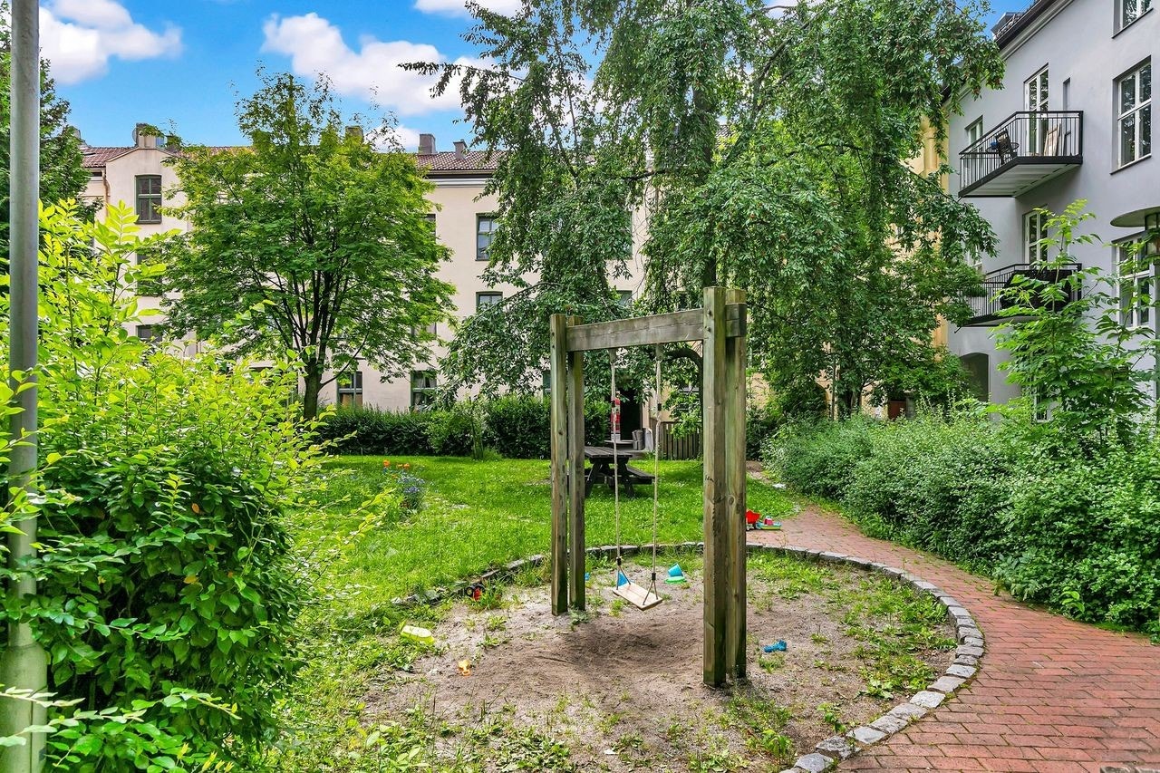 Bakgården er utstyrt med sittegrupper og lekeplasser. Nåværende eier har hatt stor glede av bakgården og det hyggelige samholdet blant naboene. Galleribilde