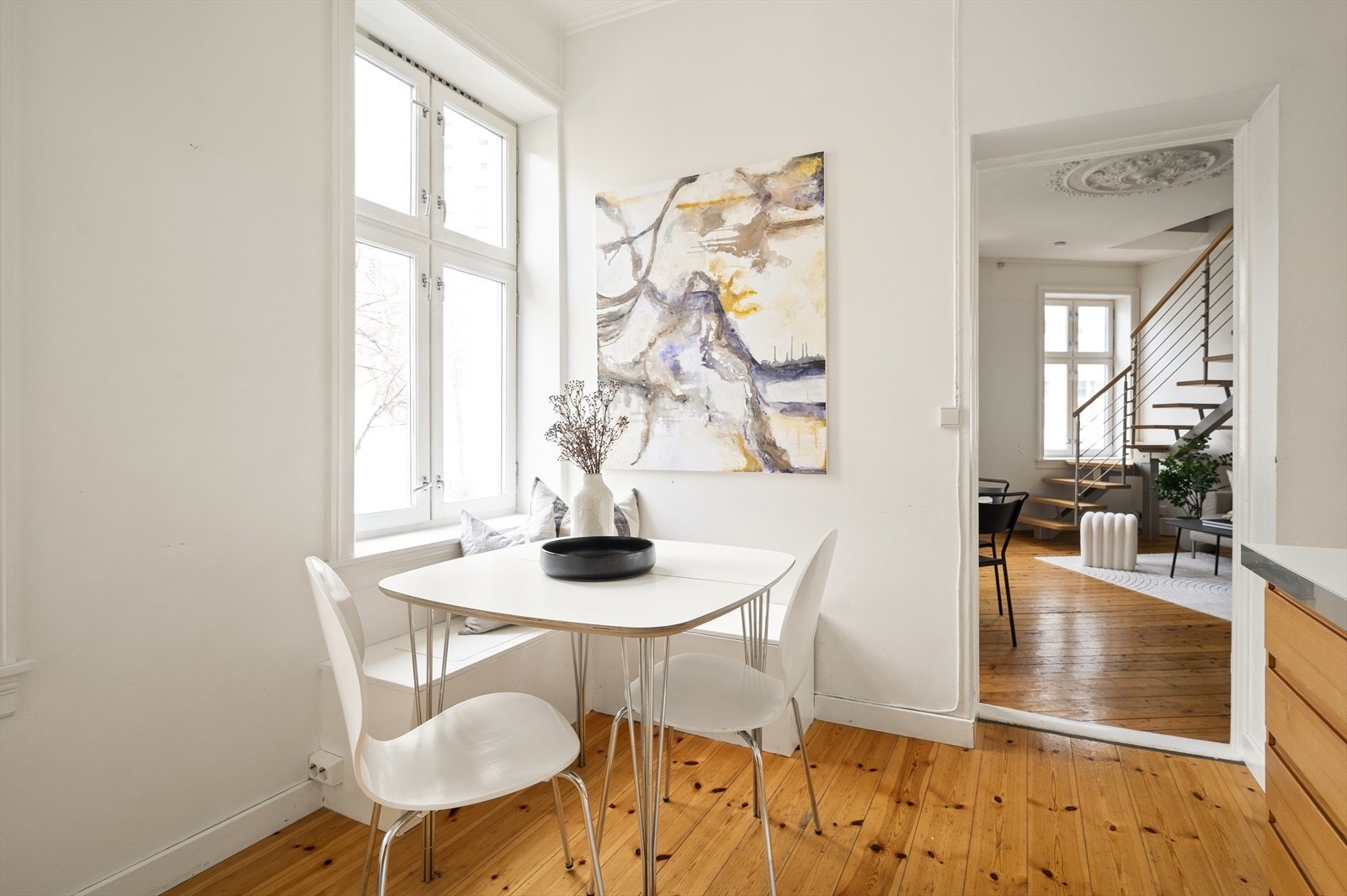 Plass til egen spisegruppe på kjøkken ved plassbygget sittebenk. I de varmere månedene av året har man et idyllisk utsyn fra de store trærne foran vinduene. Galleribilde