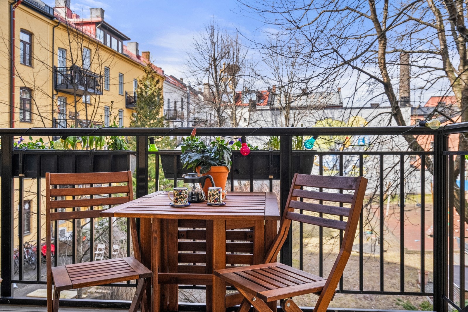 Balkongen er bygget i regi av borettslaget i 2000 og har et areal på ca. 6 kvm. Galleribilde