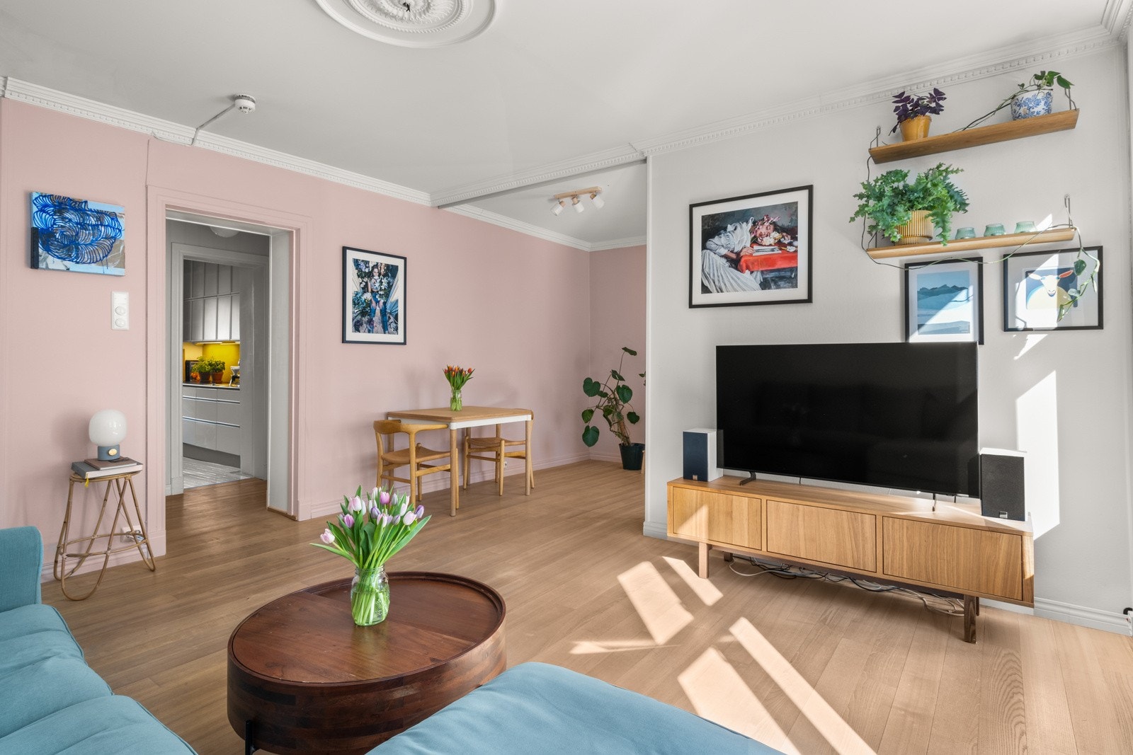 Rosett og stukkatur i taket. Galleribilde