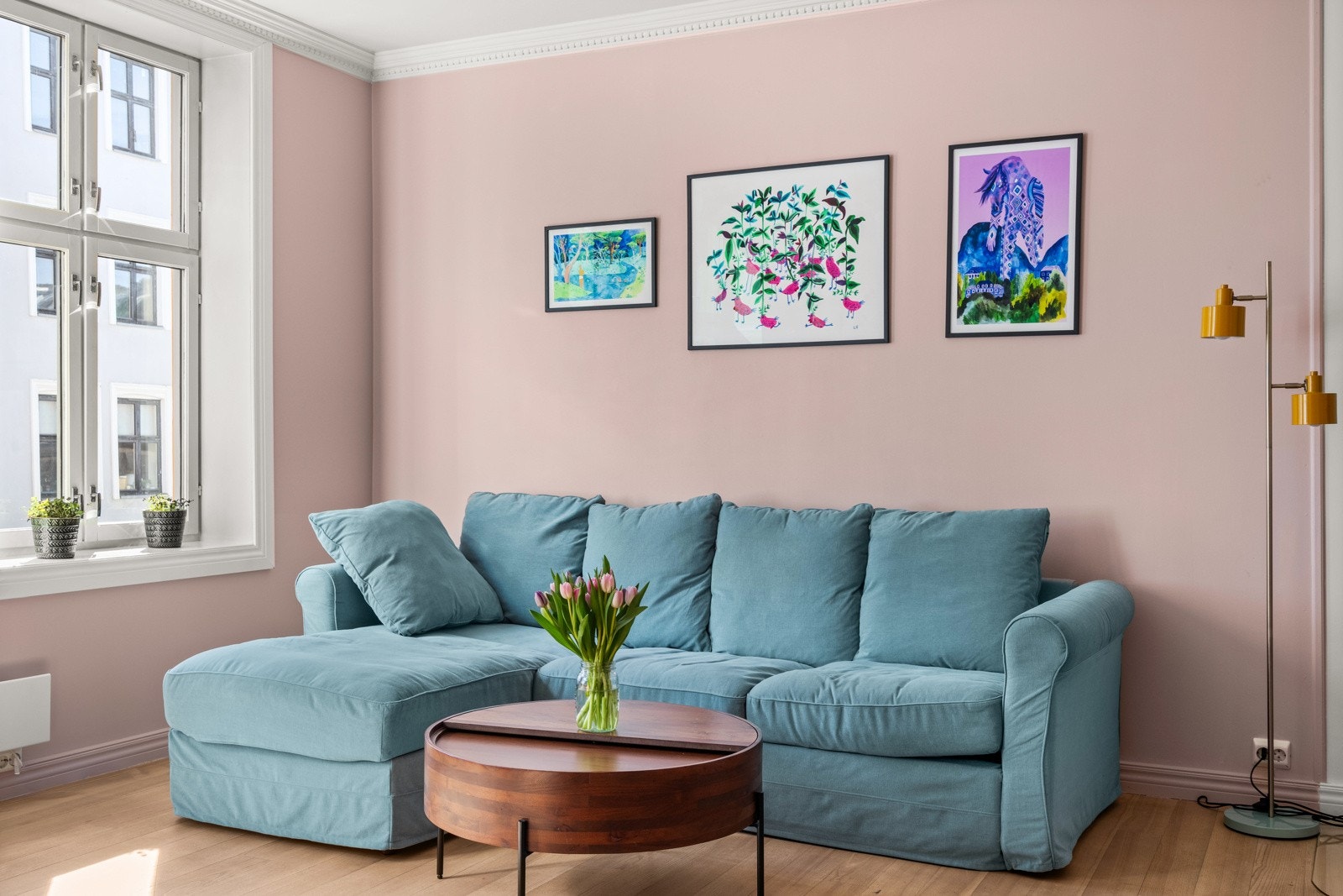 Alle oppholdsrom i leiligheten har 1-stavs eikeparkett. Galleribilde