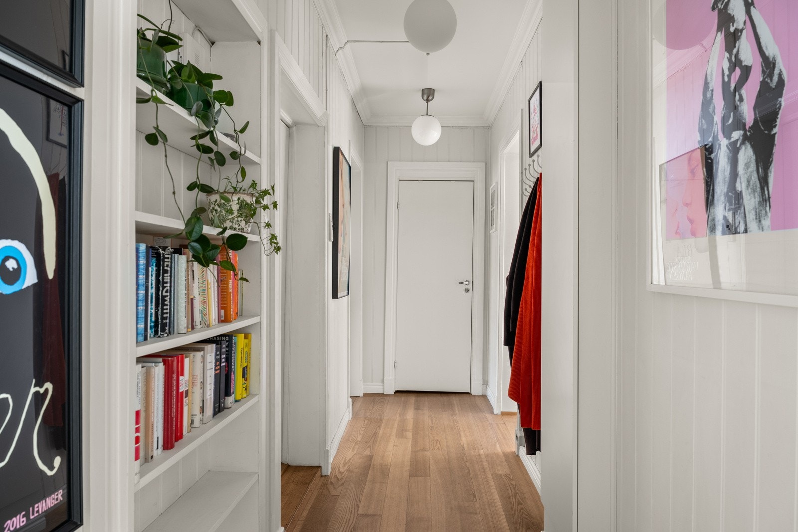 I entreen er det plassbygde bokhyller. Galleribilde