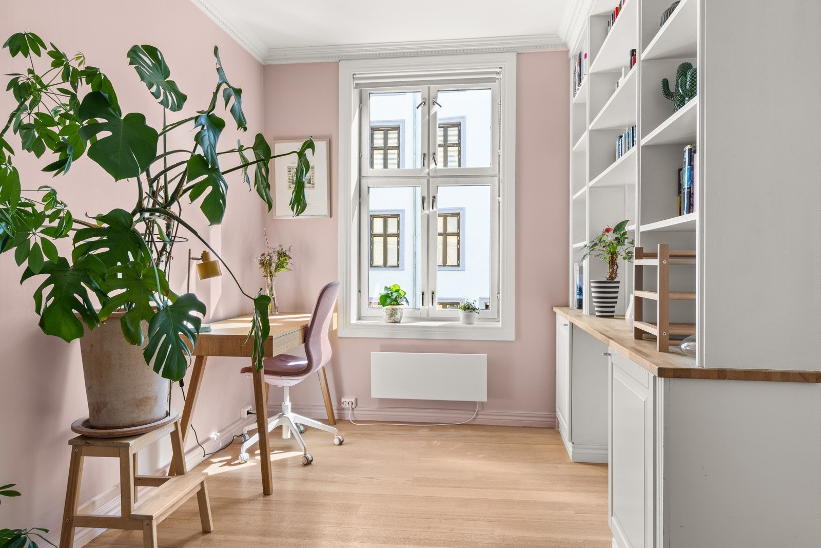 Boligen har 2 soverom hvorav det ene i dag er innredet som kontor. Galleribilde