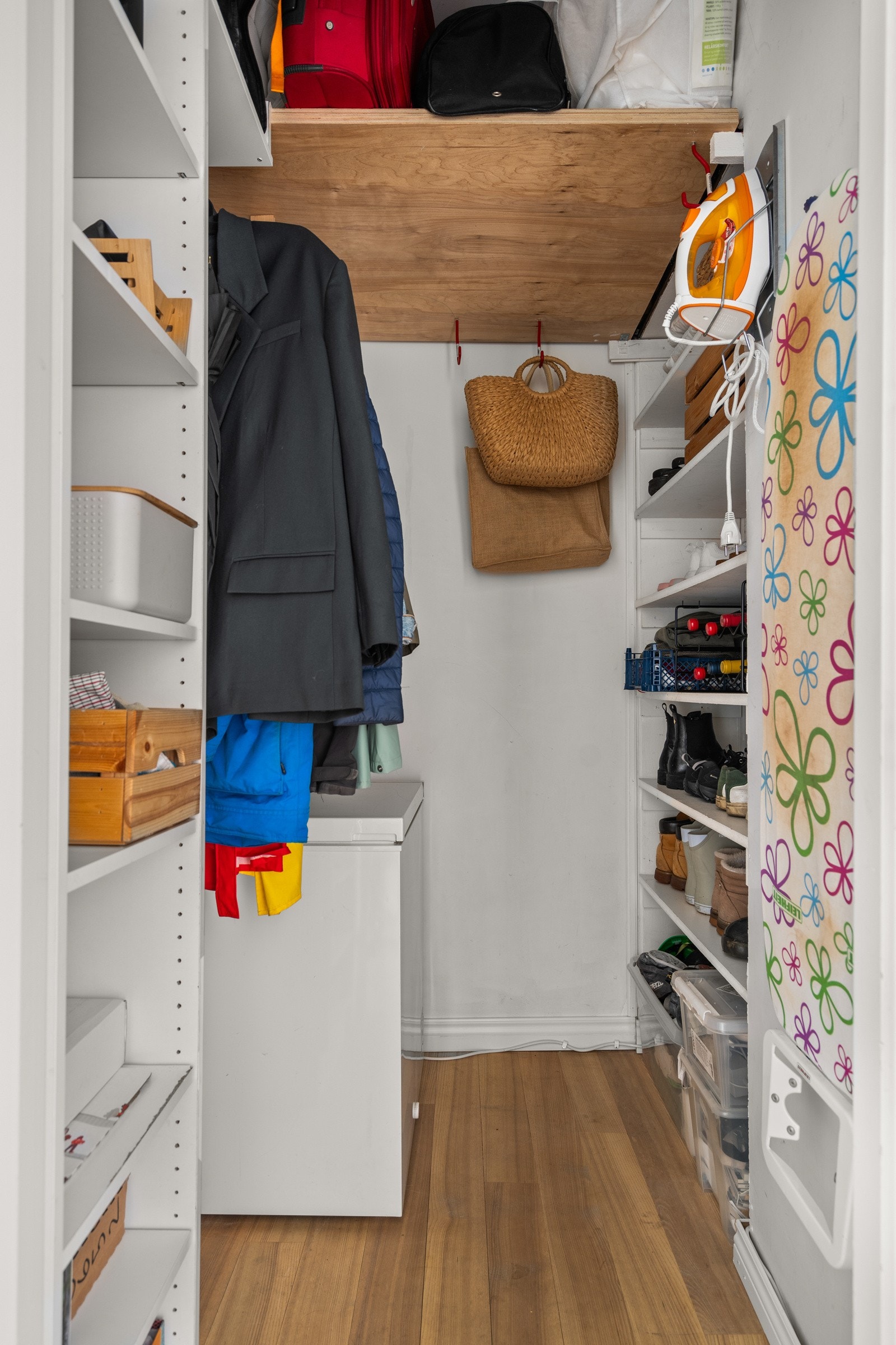 Innebod + garderoberom i entreen i tillegg til bod i oppgangen, kjellerbod og loftsbod. Galleribilde