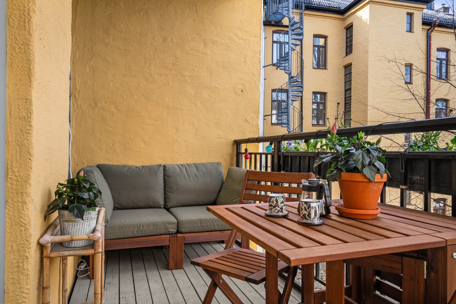 Balkongen er utstyrt med stikkontakt for utestrøm og er godt tilrettelagt for lange sommerkvelder. Galleribilde