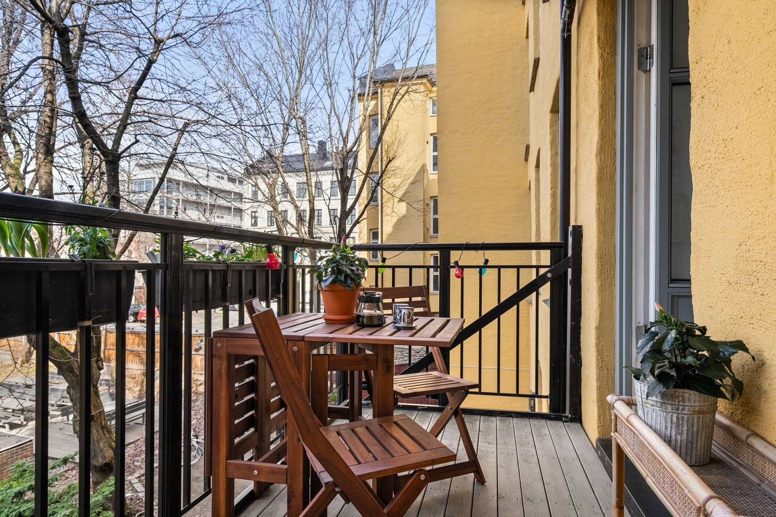 På balkongen er det ettermiddags- og kveldssol helt til solnedgang. Galleribilde