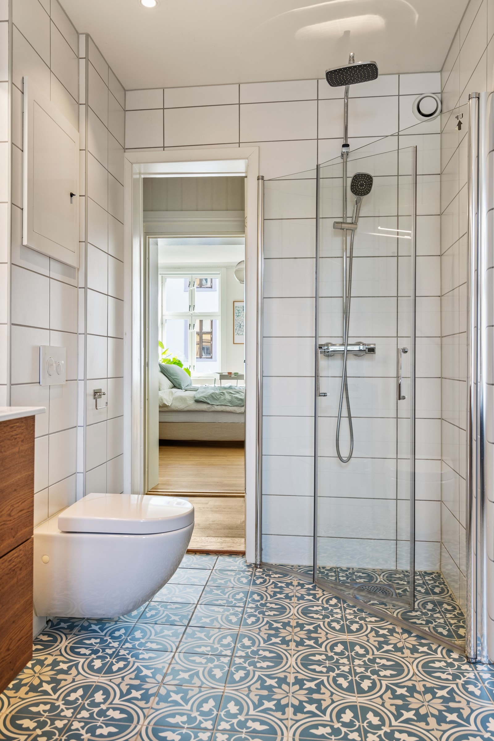 Flislagte vegger, lekre gulvfliser og gulvvarme. Galleribilde