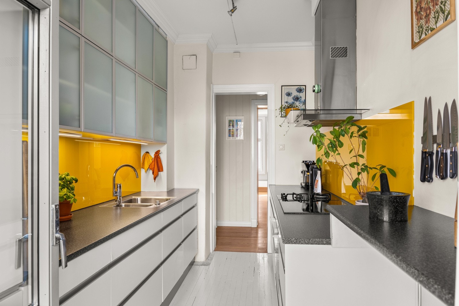 Kjøkkenet er oppgradert med automatiske vannstoppventiler på varmt og kaldt vann. Galleribilde