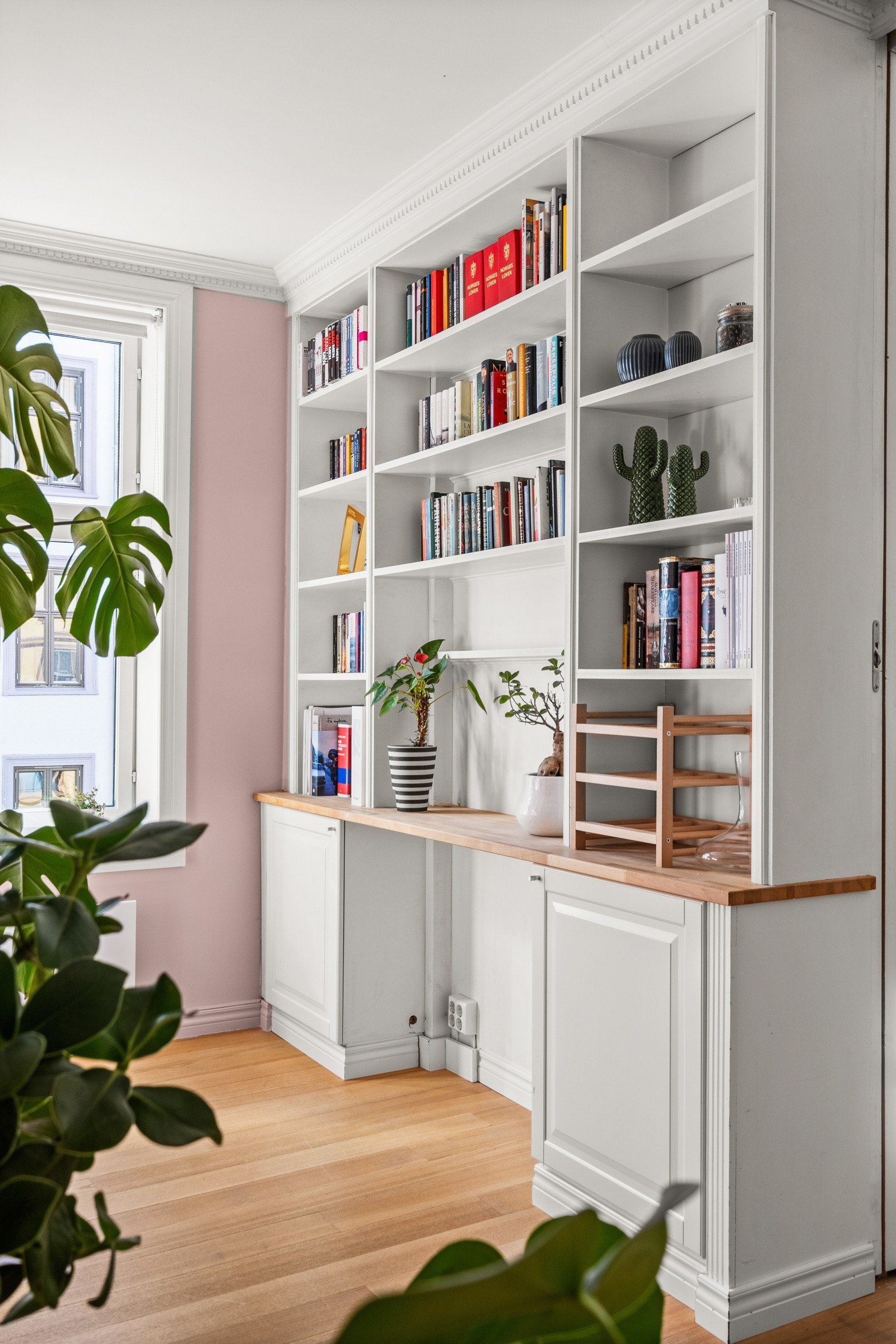 Dette rommet har plassbygget reolsystem langs den ene veggen. Galleribilde